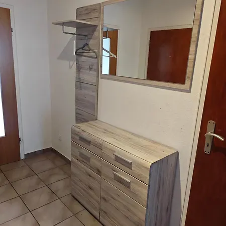 Lägenhet Iam Neu Modernisiert 80 Qm Balkon, Kueche, Badezimmer 5 Betten
